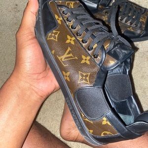 Louis Vuitton AUTHENTIC shoes.